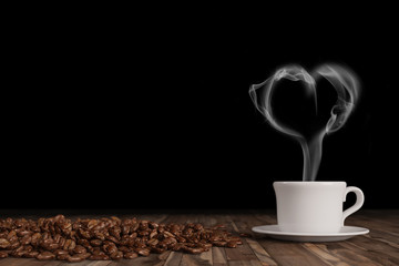 Herz kommt aus einer frischen Tasse Kaffee