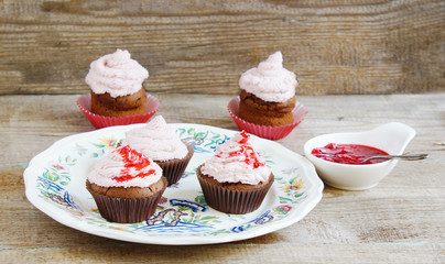 Cupcakes with cream cheese cream with raspberry and dry roses
