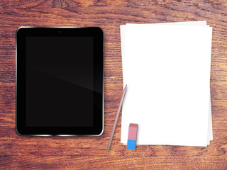 Tablette tactile et pages blanches sur fond de bois