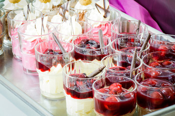Dessertgläser gefüllt für ein Buffet