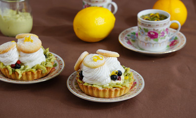 Obraz na płótnie Canvas tartlets with cream, tea matcha curd and whisked egg whites