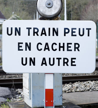 panneau "Un train peut en cacher un autre"