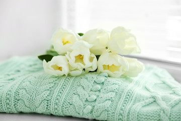 Obraz na płótnie Canvas White beautiful tulips in light interior