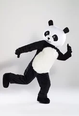 Crédence de cuisine en verre imprimé Panda Homme en costume de panda sur fond blanc