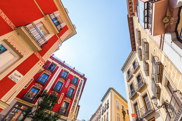 Huizen in de oude stad van Madrid, Spanje, in een lage hoekweergave