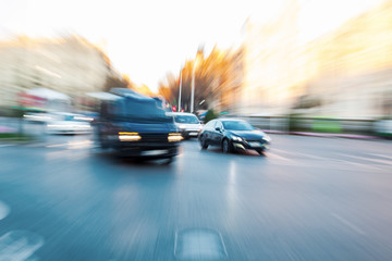 abendlicher Stadtverkehr mit kreativem Zoomeffekt