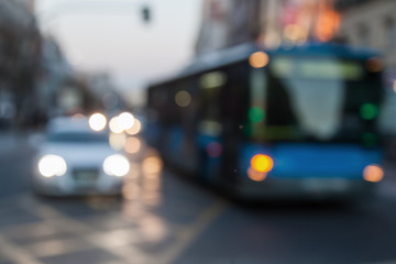 out of focus Bild einer Stadtszene bei Abenddämmerung © Christian Müller