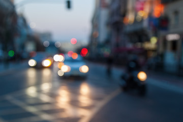 out of focus Bild einer Stadtszene bei Abenddämmerung