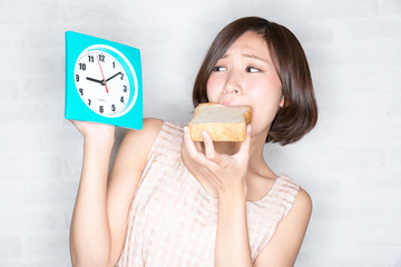 遅刻　パンを咥えて慌てる女性
