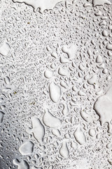 Regentropfen auf Metalloberfläche