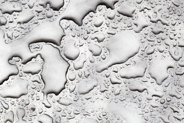 Regentropfen auf Metalloberfläche