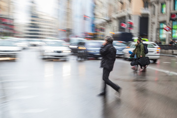 Bild mit Zoomeffekt von Menschen die eine Straße überqueren