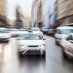 Bild mit Zoomeffekt vom städtischen Straßenverkehr