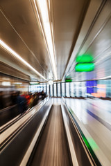 abstraktes Zoombild eines Laufbandes am Flughafen