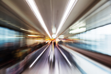 Fototapeta na wymiar abstraktes Zoombild eines Laufbandes am Flughafen