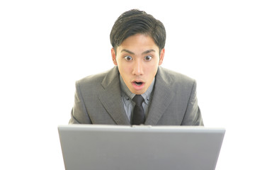 驚く男性