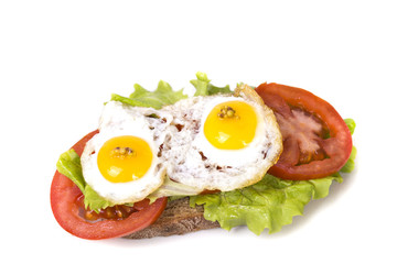 two eggs with tomato and lettuce on fresh bread