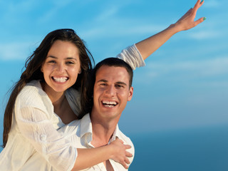 Obraz premium happy young romantic couple have fun arelax relax at home
