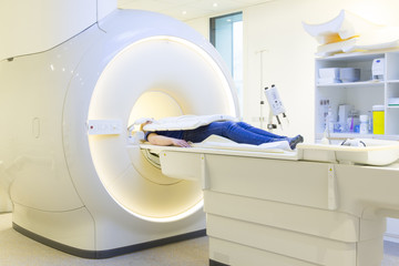 Patient während Kernspintomographie im Krankenhaus / Klinik / P