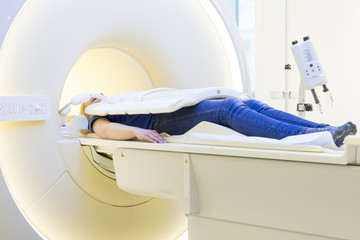 Patient während Kernspintomographie im Krankenhaus / Klinik / P