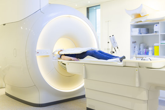 Patient w&auml;hrend Kernspintomographie im Krankenhaus / Klinik / P