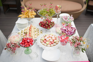 Obraz na płótnie Canvas wedding dessert with delicious cakes and macaroons