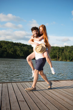 Junge Erwachsene im Sommer am See