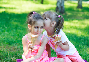 Kids girls friends children with ice cream - 80902999