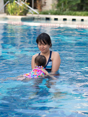 Naklejka premium Learning to swim