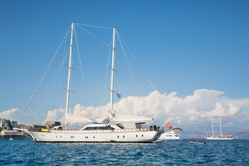 Fototapeta premium Luxusyacht: Segelschiff mit zwei Masten