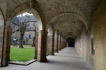 Fototapeta na wymiar Cloître de l'église Notre-Dame-en-Saint-Melaine à Rennes