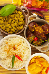 repas créole, riz, saucisses fumées, achards, grains