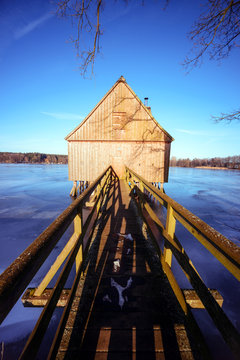 Bootshaus mit Steg im Winter