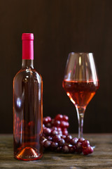 Obraz premium Bottle and glass of wine with grape