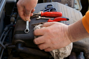 Mani sul motore dell'auto