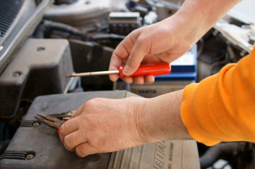 Mani sul motore auto