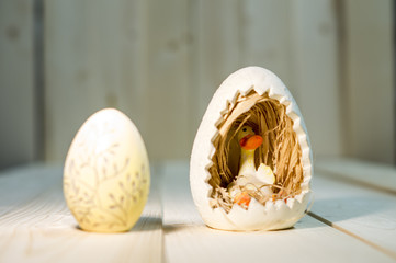 Dwa drewniane zajaczki i jajko pisanka