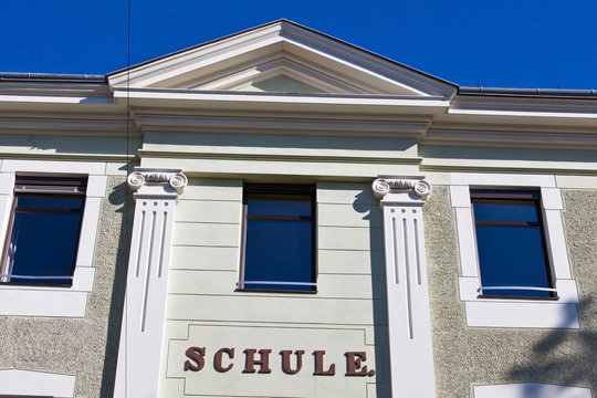 Schulgeb&auml;ude, Vorderansicht