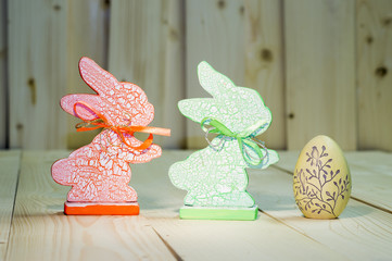 Dwa drewniane zajaczki i jajko pisanka © Mike Mareen