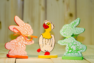 Dwa drewniane zajaczki i jajko pisanka © Mike Mareen