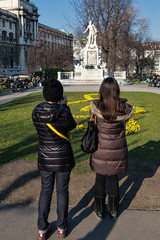 Obraz premium Besucher vor dem Mozart Denkmal in Wien