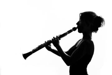 Silhouette di clarinettista donna che suona su sfondo bianco