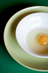 Huevo fresco en bol