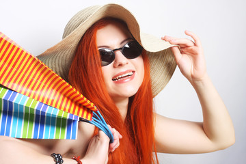Fototapeta premium redhair shopping woman wearing sunglasses and hat