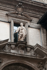 Obraz premium skulptur an der fassade eines hauses in mailand