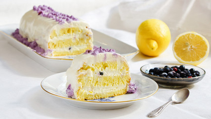lemon cake with blueberries and cream of ricotta