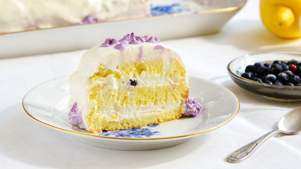 lemon cake with blueberries and cream of ricotta