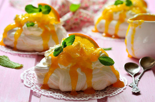 Cake  "Pavlova" with orange slicies.