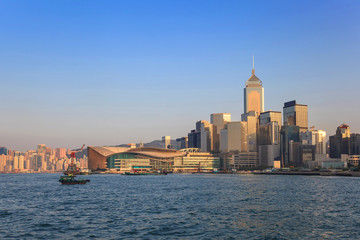 Obraz premium Hong Kong city skyline and view of Victoria Bay when sunset