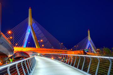 Coucher du soleil de pont de Boston Zakim dans le Massachusetts